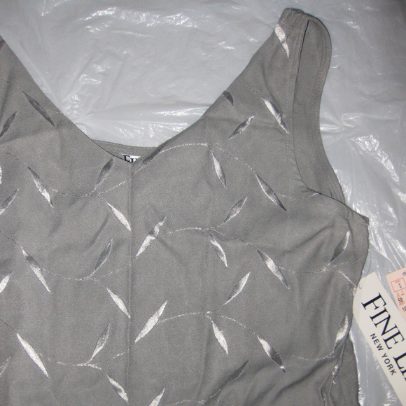NEW w/TAGS Gray and white blouse Sleeveless V-neck - Picture 1 of 4